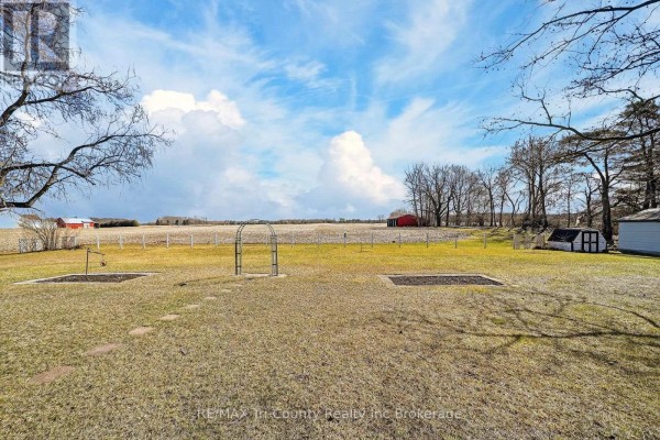 Yard with garden arch and red barn - 568 7th Concession Enr Road Norfolk