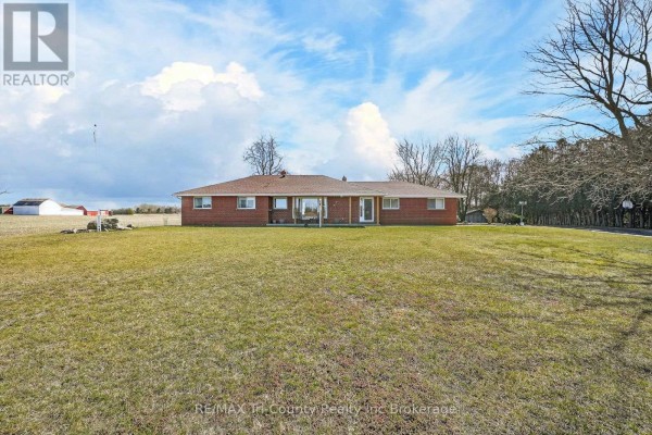 Brick ranch home with covered porch and large lawn - 568 7th Concession Enr Road Norfolk