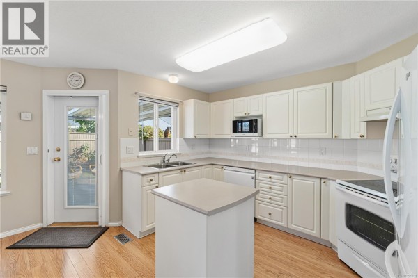 568 Hampstead St, Parksville, BC, photo 3