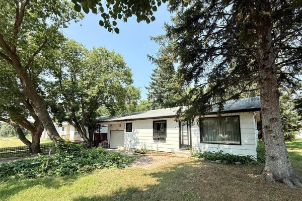 568 Queen Street W, Virden, MB R0M2C0 Photo 2