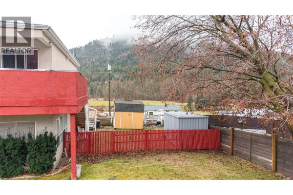 Full bathroom - 5683 97 Highway, Falkland, BC V0E1W0 Photo 3