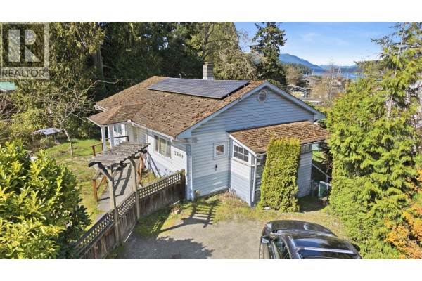 5689 Porpoise Bay Road, Sechelt, BC V0N1V0 Photo 2