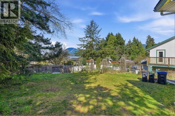 5689 Porpoise Bay Road, Sechelt, BC V0N1V0 Photo 5