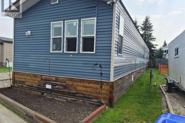 Living room - 57, 5103 61 Avenue, Olds, AB T4H1L6 Photo 2