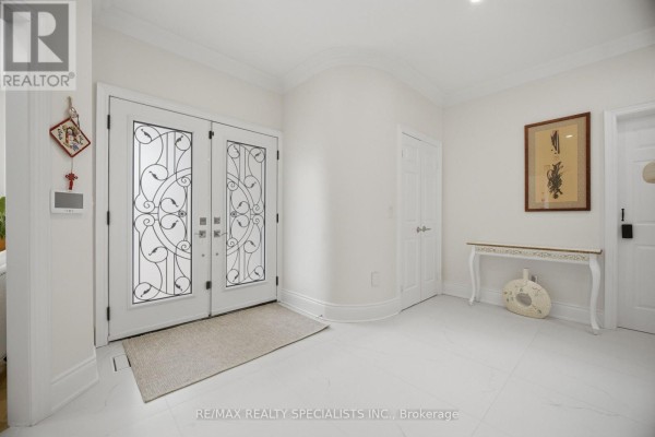 Living room - 57 Fairview Road W, Mississauga, ON L5B1K7 Photo 5