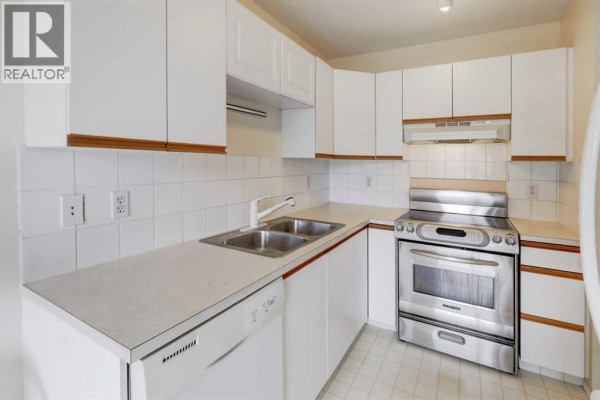 4pc Bathroom - 57 Sandpiper Lane Nw, Calgary, AB T3K4L7 Photo 4