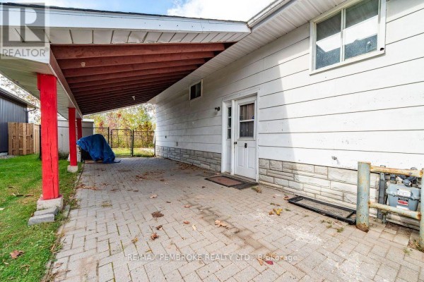 Kitchen - 570 Moffat Street, Pembroke, ON K8A3Y1 Photo 5