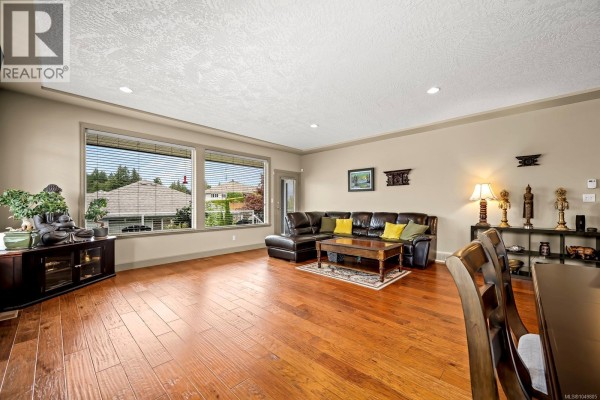 Living room - 570 Spitfire Dr, Comox, BC V9M0A1 Photo 4
