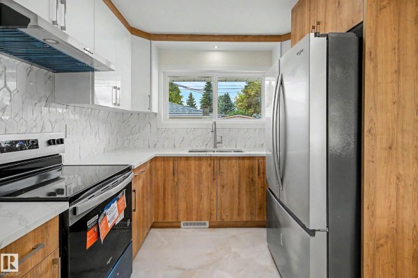 Kitchen - 5707 90 Av Nw, Edmonton, AB T6B0P1 Photo 3