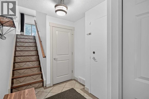 Living room - 571 Point Mckay Grove Nw, Calgary, AB T3B5C4 Photo 2