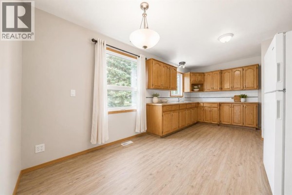 Primary Bedroom - 5716 53 Street, Taber, AB T1G1W5 Photo 5