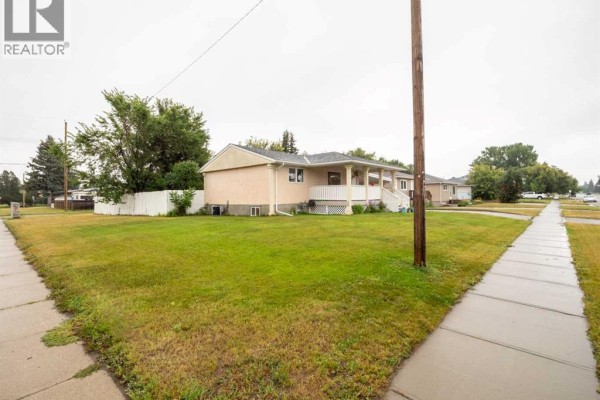 Primary Bedroom - 5723 54 St, Taber, AB T1G1K9 Photo 4