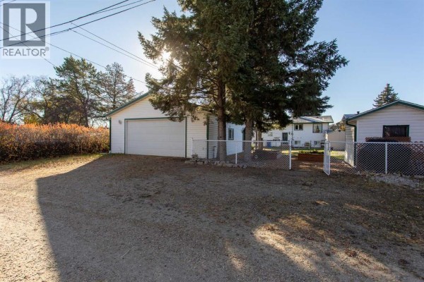 3pc Bathroom - 5724 55 Avenue, Lacombe, AB T4L1L8 Photo 2