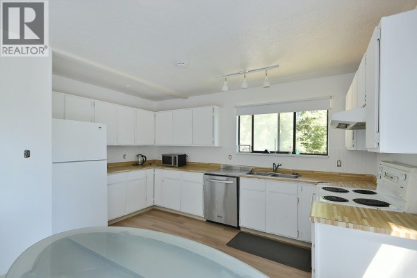 5727 Trail Avenue, Sechelt, BC V7Z0H8 Photo 2
