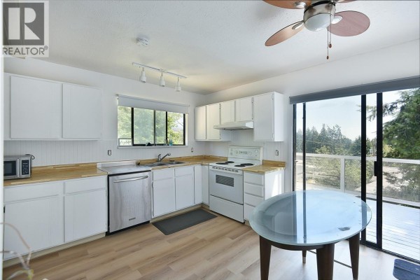 5727 Trail Avenue, Sechelt, BC V7Z0H8 Photo 3