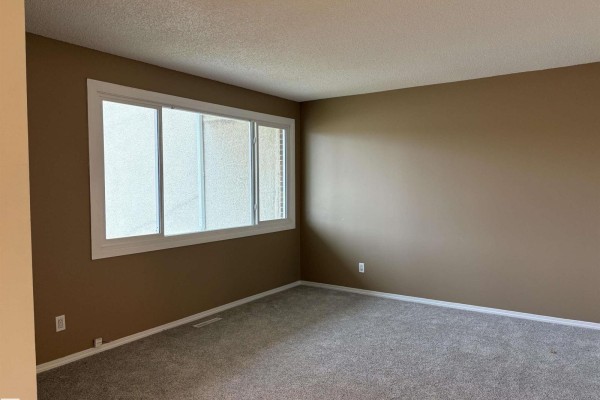 Kitchen - 5731 144 Av Nw, Edmonton, AB T5A1K6 Photo 3