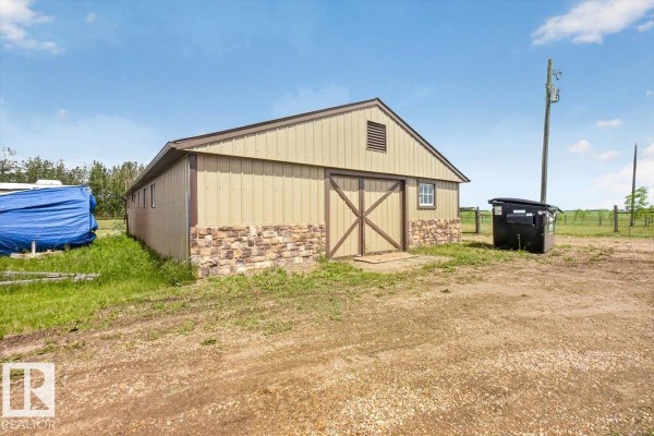 Family room - 57312 Rge Road 255, Rural Sturgeon County, AB T0G1L1 Photo 4