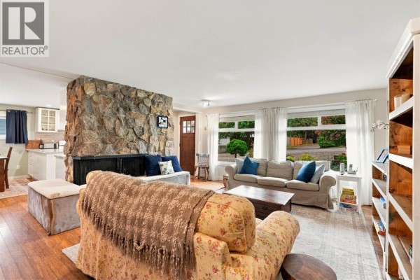 5734 Pebble Crescent, Sechelt, BC V0N3A0 Photo 4