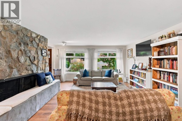 5734 Pebble Crescent, Sechelt, BC V0N3A0 Photo 5