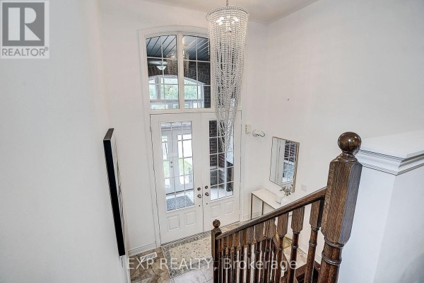 Dining room - 574 Sweetwater Crescent, Newmarket, ON L3X0H6 Photo 2