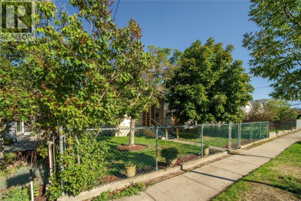 3pc Bathroom - 574 Van Horne Street, Penticton, BC V2A4K8 Photo 3