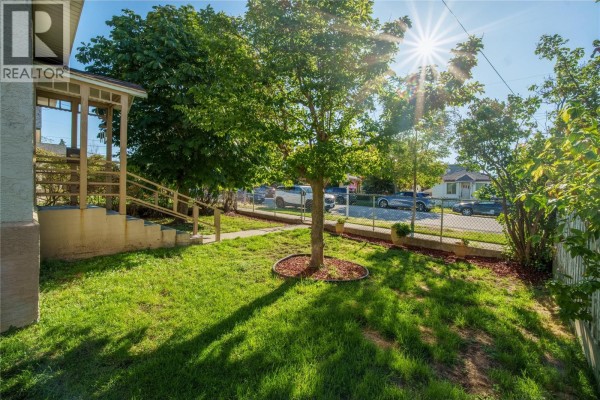Den - 574 Van Horne Street, Penticton, BC V2A4K8 Photo 4