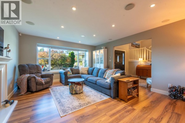 574 Veterans Road, Gibsons, BC V0N1V4 Photo 5