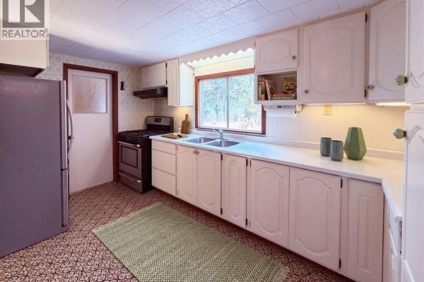 Bedroom - 5740 95 Highway, Edgewater, BC V0A1E0 Photo 5