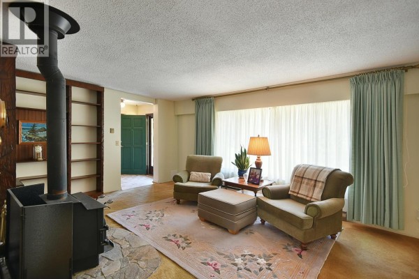 5749 Surf Circle, Sechelt, BC, photo 2