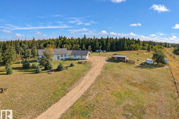 Kitchen - 57511 Rr224, Rural Sturgeon County, AB T0A2W0 Photo 2