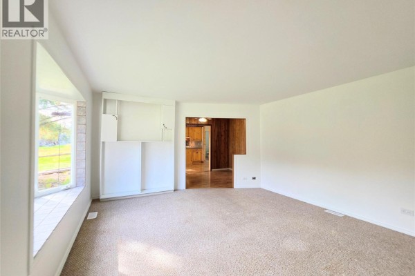 Bedroom - 5753 Columbia Avenue, Edgewater, BC V0A1E0 Photo 5
