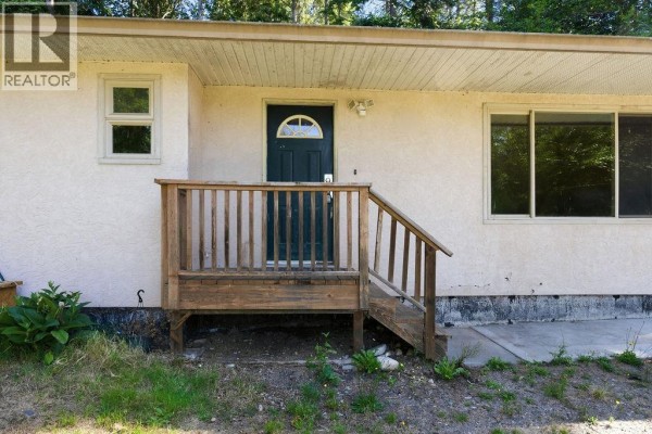 5754 Trout Lake Road, Halfmoon Bay, BC V7Z1H1 Photo 2