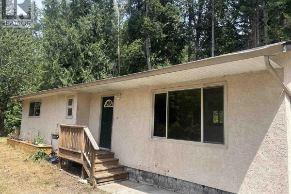 5754 Trout Lake Road, Halfmoon Bay, BC V7Z1H1 Photo 3