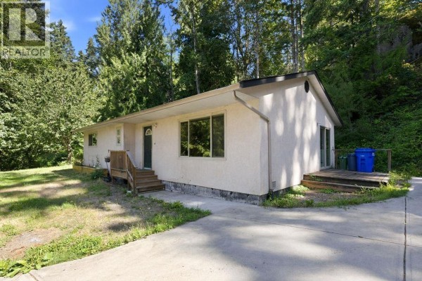 5754 Trout Lake Road, Halfmoon Bay, BC V7Z1H1 Photo 4