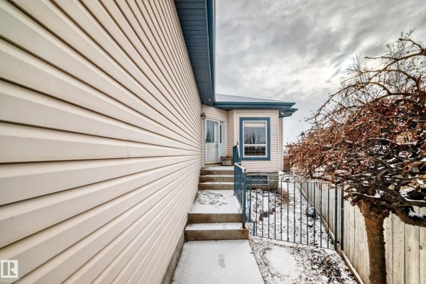 Den - 576 Glenwright Cr Nw, Edmonton, AB T5P4E6 Photo 4