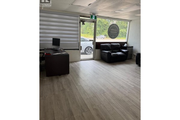 576 Lougheed Highway, Coquitlam, BC V3K3S3 Photo 4