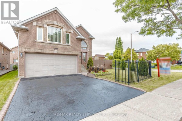 Family room - 5772 Whitehorn Avenue, Mississauga, ON L5V1W1 Photo 4