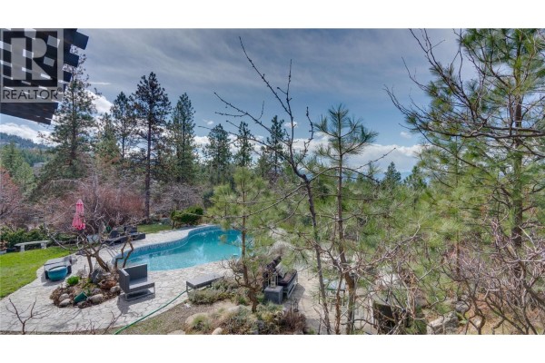 Mud room - 5775 Deadpine Drive, Kelowna, BC V1P1A3 Photo 5