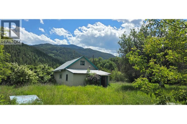 Living room - 5778 Highway 97, Falkland, BC V0E1W0 Photo 3