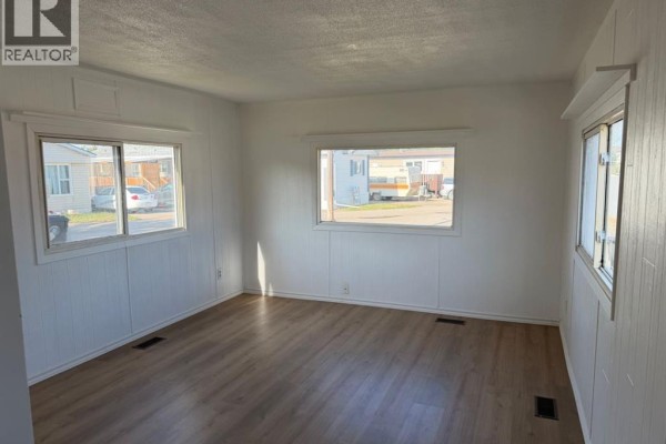 Bedroom - 58, 5301 2 Street, Coalhurst, AB T0L0V0 Photo 4