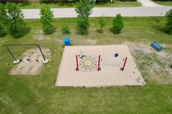 58 Falcon Drive, New Bothwell, MB R0A1C0 Photo 3