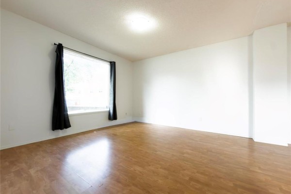 Living room/Dining room - 580 Bannatyne Avenue, Winnipeg, MB R3A0G7 Photo 5