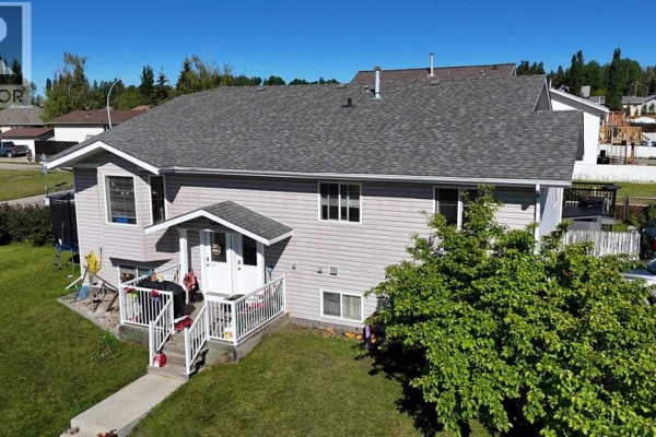 Living room - 5802, 12 Avenue, Edson, AB T7E1X2 Photo 4