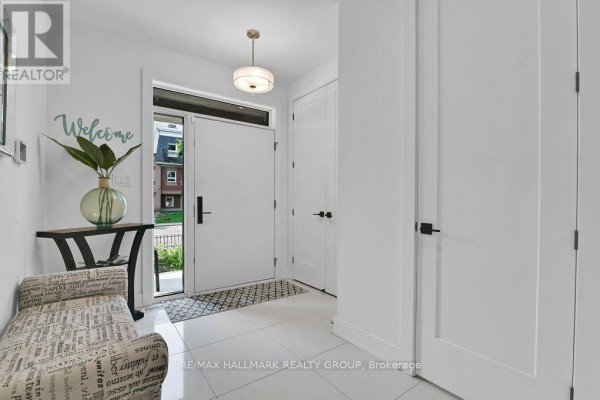 Foyer - 581 Queen Mary Street, Ottawa, ON K1K1V9 Photo 4