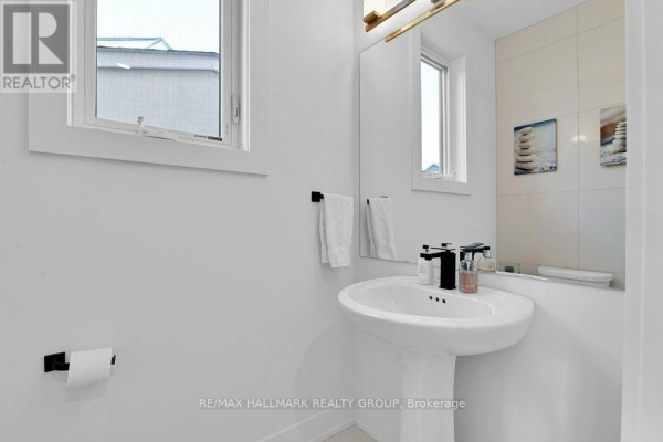 Bathroom - 581 Queen Mary Street, Ottawa, ON K1K1V9 Photo 5