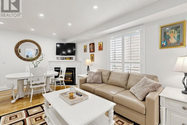 Living room - 5812 Sidmouth Street, Mississauga, ON L5V2K3 Photo 4