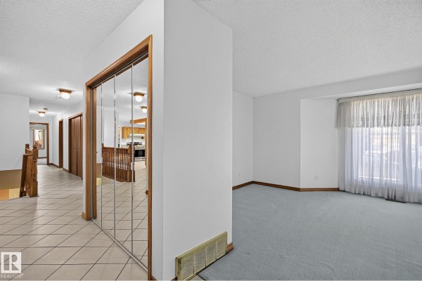 Kitchen - 5814 181 St Nw, Edmonton, AB T6M1V7 Photo 3