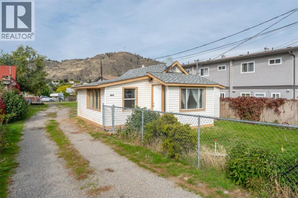 Primary Bedroom - 5814 Main Street, Oliver, BC V0H1T9 Photo 3
