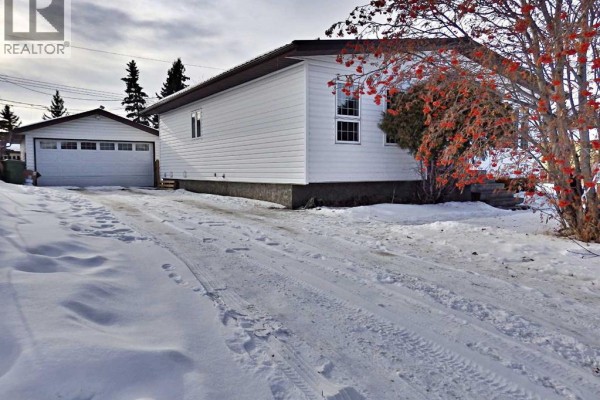 4pc Bathroom - 5819 51 Avenue, Vermilion, AB T9X1V8 Photo 2