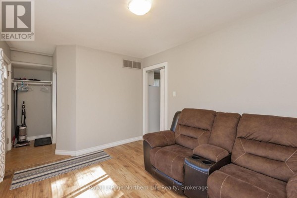 Kitchen - 581a Banner Avenue, North Bay, ON P1A1X7 Photo 4